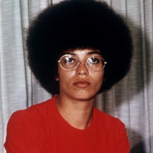 Bürgerrechtsaktivistin Angela Davis mit Afro.