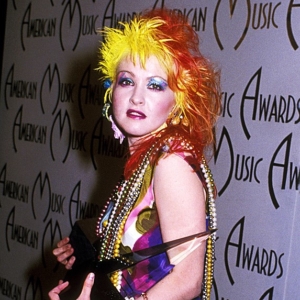 Cindy Lauper mit gelb-rot-blauen Haaren.