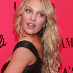 Victoria's Secret Model Candice Swanepoel mit langen Beachwaves.