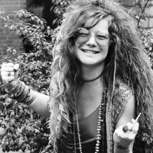 Janis Joplin mit wilder Hippiemähne und Zigarette in der Hand.