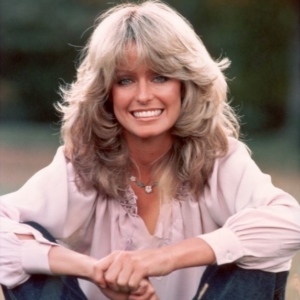 Farrah Fawcett mit der 70er Frisur "feather cut".