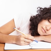 Studentin schläft beim Lernen ein