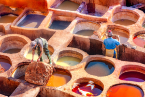 Menschen in einer Gerberei in Fes, Marokko. Hierfür werden oft umweltbelastende Chemikalien wie Chromsalze verwendet, um das Leder unverderblich zu machen. / Quelle: stock.adobe.com