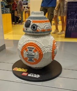 Star-Wars-Figur BB-8 komplett aus Legosteinen nachgebaut. Eine Welt aus LEGO