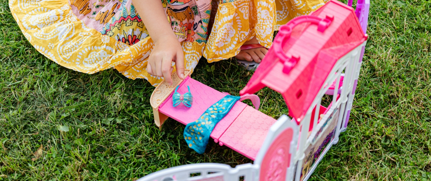 Für Barbie gibt es zahlreiches Zubehör: Cabrio, Villa, Kleidung und Accessoires – natürlich alles in Pink.