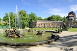 Blick über die Wasserspiele der Eremitage in Bayreuth auf den Ostflügel des Sonnentempels.