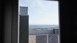 Blick durch Fenster auf Dachterrasse, Hochhaus, Tübingen, Treppenhaus