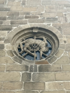 Rundes Fenster mit Darstellung des Sankt Georg als Geräderter.