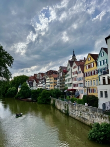 Neckarfront in Tübingen mit dem Fluss Neckar und bunten Fachwerkhäusern.