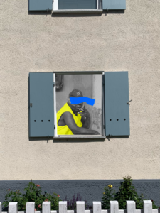 Collage: Fenster und darin ein Mann mit gelbem Oberteil, der Raucht