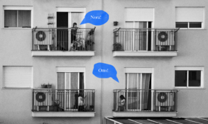 Ein schwarz-weißes Bild mehrerer Balkone, Sprechblasen deuten an, dass sich zwei Kinder gegenseitig zurufen