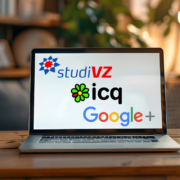Ein aufgeklappter Laptop steht auf einem Schreibtisch und zeigt die Logos von studiVZ, ICQ und Google+.