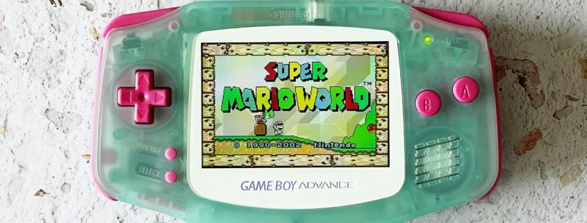 Das Bild zeigt einen Gameboy Advance. Das Jump 'n Run Spiel Super Mario ist auf dem Screen zu sehen.