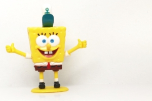 Figur von SpongeBob Schwammkopf, der beide Daumen hochstreckt.